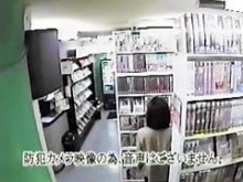 Mujer asiática viendo porno y masturbándose en sala de vídeo