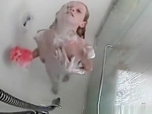 Mujer flaca y adolescente 18+ afeitándose en la ducha