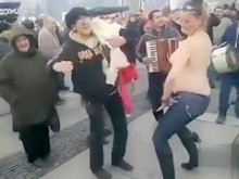 Chica rumana gordita se desnuda en una fiesta de baile al aire libre