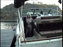 Adele desnuda tomando el sol en el barco