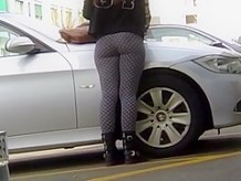 Candid - Young Babe With Great Ass In Tight Legging