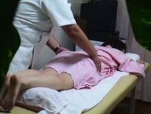 Skillful masseur makes babe get sex release on the spy cam