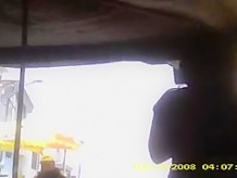 Potonasa en jeans caminado