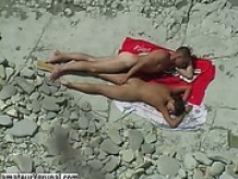Parejita pillada teniendo sexo en la playa