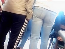 YOUNG COLLEGE GIRL VERY TIGHT ASS IN CLEAR JEANS HIDDEN CAM