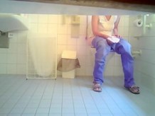Cutie en jeans hace agua en el baño de mujeres