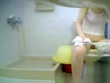 Esta chica está atrapada en el baño en cámara oculta