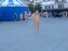 Arte de rendimiento desnudo en plaza pública europea
