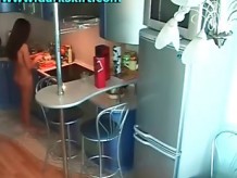 Jovencita camina desnuda en la cámara oculta de la cocina