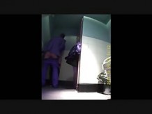 La cámara oculta filmó parejas de sexo en el baño.