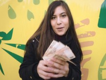 Nena amateur clavada en público por dinero en efectivo