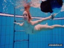 La chica adolescente Avenna está nadando en la piscina