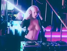 Desnuda DJ tocando música con sus tetas rebotando.