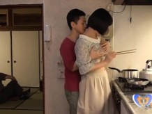 El puma chino no puede contraatacar en la cocina de su hogar