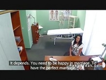 Mamá de pelo negro golpeada en un hospital falso
