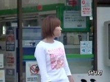 Linda chica asiática se puso la calle tiburón después de ir de compras.