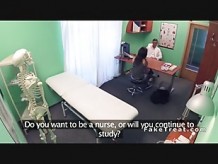 El doctor se folla a un estudiante en práctica en su oficina
