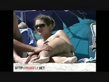 Atractivas chicas atrapadas en una playa nudista escondida