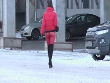 Medias rojas. Jeny Smith caminando en público en pantimedias rojas ajustadas sin costuras sin bragas