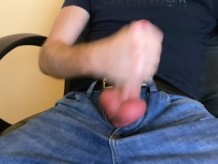 Hombre caliente habla sucio y gime mientras se masturba una gran polla a través de jeans - 4K