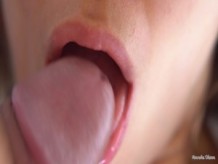 Sus labios sensuales y su lengua lo hacen correrse en la boca, súper primer plano 4K