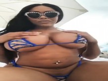 Espectacular dominicana Moriah Mills en Instagram en vivo en micro traje de baño junto a la piscina