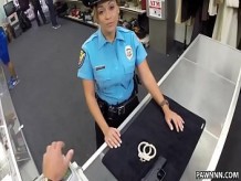 La Sra. Oficial de policía quiere empeñar su arma - XXX Peón