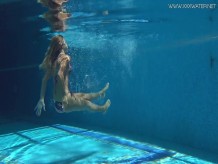 Mary Kalisy estrella porno rusa nada desnuda en la piscina