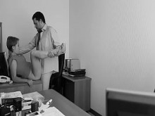 El jefe se folla a su empleador en la mesa de la oficina y lo graba en cámara oculta