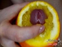 Primer plano de una deliciosa comida y un orgasmo arruinado de Mistress Hot Lips. Postre con semen y jugo de naranja.