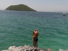 Adolescentes apasionados y calientes tienen sexo romántico en la isla Mamma Mia