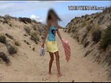 nudista adolescente en la playa