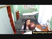 Euro paciente cockriding médico durante el examen
