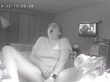 Adolescente cachonda se salta la tarea para masturbarse a la cámara oculta porno