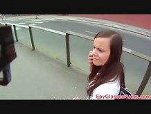 Adolescente europea POV follada en público