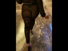 Esposa en traje de malla transparente con gstring en Atlantic City caminando