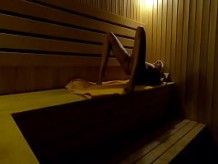 Chica de cámara oculta se masturba en la sauna en un club deportivo por la noche