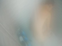 Mujer sexy afeitándose el coño en una ducha de vapor caliente