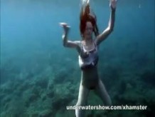 Nastya nadando desnuda en el mar