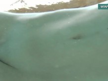 Podvodkova nadando en bikini azul en la piscina