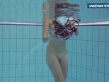 La amateur Lastova sigue nadando