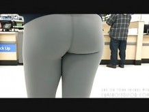 Adolescente universitario al azar con pantalones de yoga en la tienda