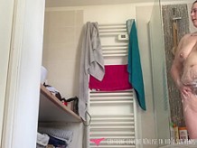 Cámara espía: mi madrastra en el baño, oliendo sus bragas y masturbándose
