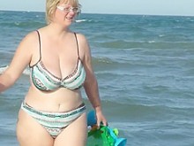 mamá gordita espiada en la playa
