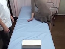Cutie japonesa taladrada en video de masaje de cámara oculta