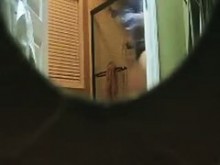 Video de cámara oculta voyeur de una mujer de cabello negro