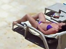 Espía en bikini caliente masturbándose