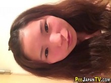 japonés adolescente hace pis en taza