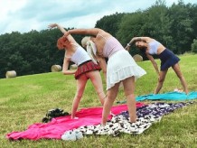 Yoga y gimnasia al aire libre sin bragas en minifalda de uniforme escolar con chicas calientes y apretadas
