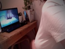 Adolescente tatuada caliente con grandes tetas se masturba viendo su video porno sola en casa, gime, sacude el orgasmo